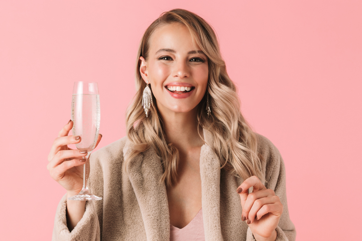 L'alcol danneggia i denti: scopri perché vino, birra e superalcolici sono nemici della salute della nostra bocca